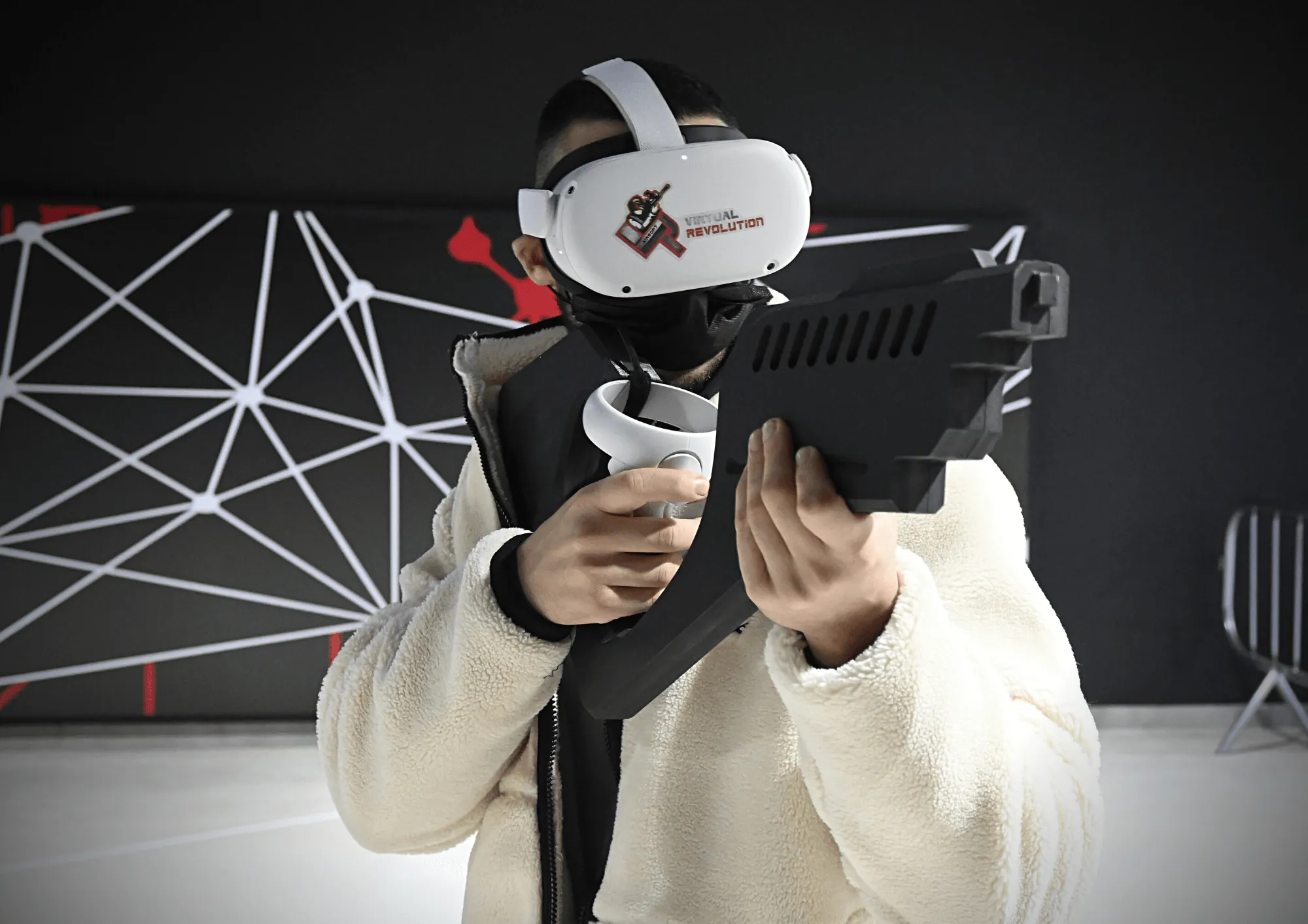 VR Airsoft, chico agarrando arma de realidad virtual