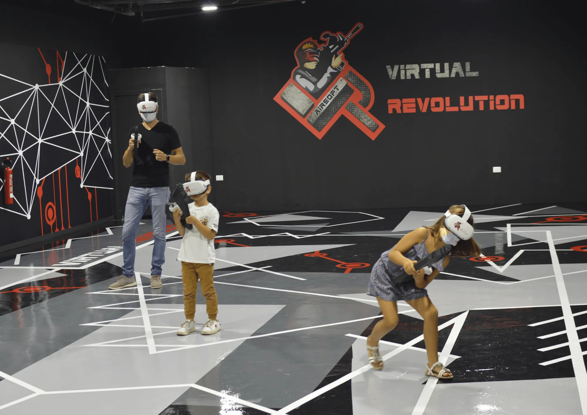 VR Airsoft, padre jugando a realidad virtual con sus hijos